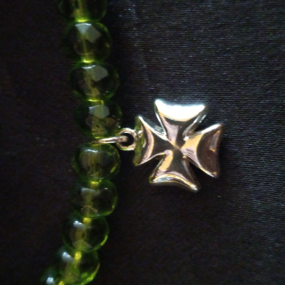 Avon multi Faceted green glass Bead bracelet with cross. - Picture 3 of 3